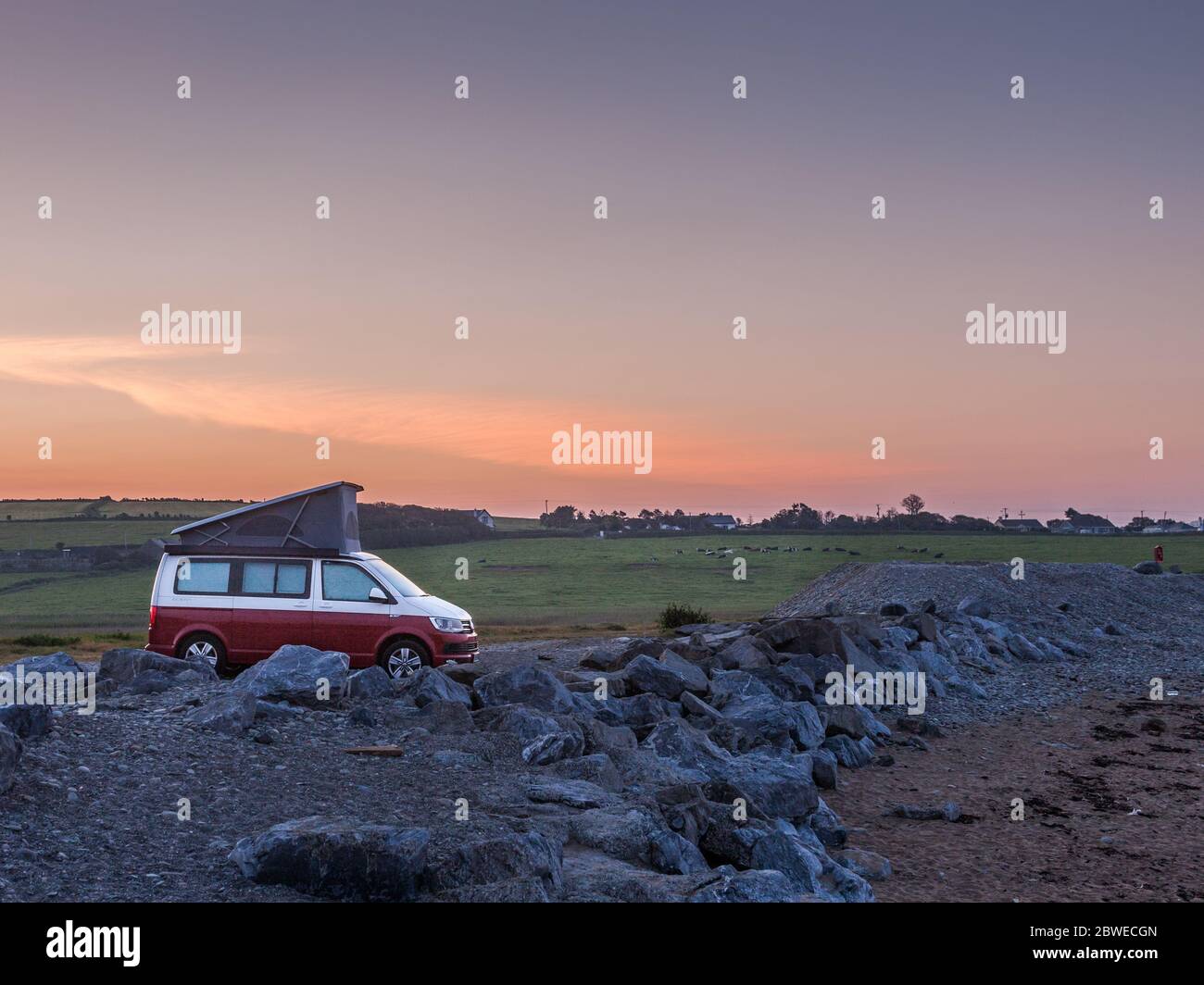 Garrettstown, Cork, Irlanda. 01 Giugno 2020. Un camper parcheggiato durante la notte vicino alla spiaggia di Garrettstown, Co. Cork, Irlanda durante il fine settimana delle vacanze in banca. Tempo per le feste di banca Lunedi è bello e soleggiato con tempetures per raggiungere 22-26 gradi Celcius. - credito; David Creedon / Alamy Live News Foto Stock