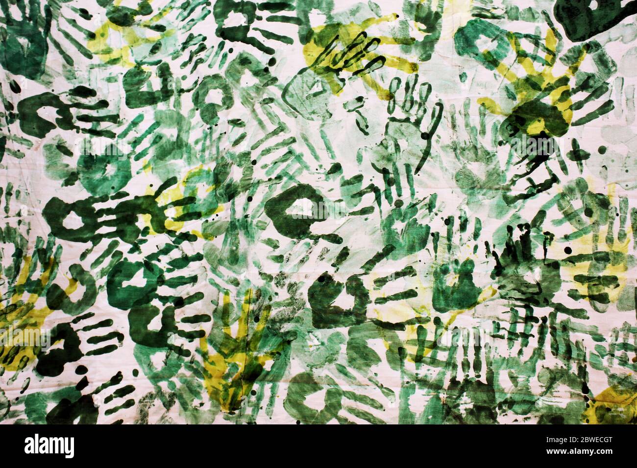 Presioni a mano verde su sfondo bianco come parte della bandiera pakistana Foto Stock