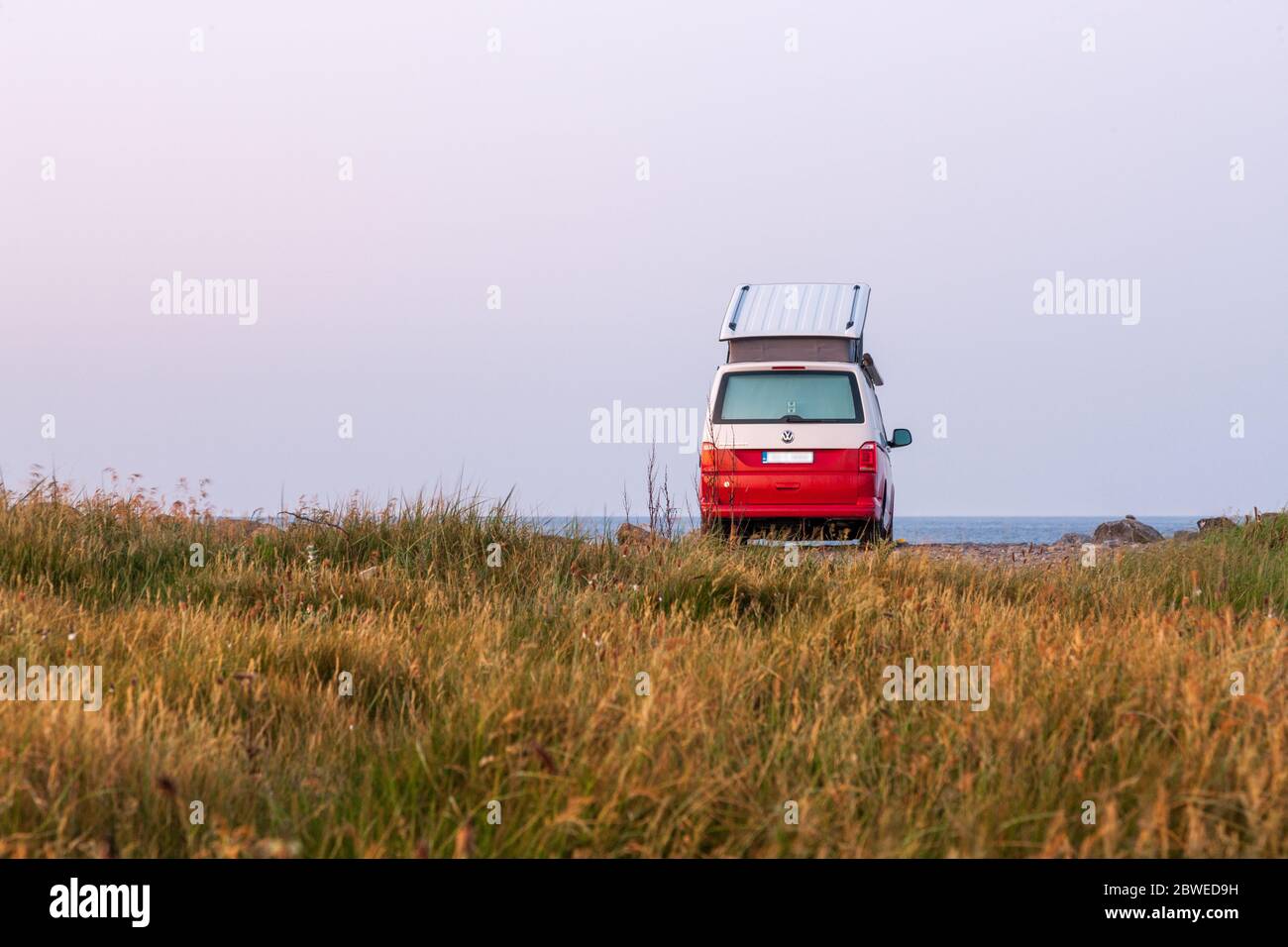 Garrettstown, Cork, Irlanda. 01 Giugno 2020. Un camper parcheggiato durante la notte vicino alla spiaggia di Garrettstown, Co. Cork, Irlanda durante il fine settimana delle vacanze in banca. Tempo per le feste di banca Lunedi è bello e soleggiato con tempetures per raggiungere 22-26 gradi Celcius. - credito; David Creedon / Alamy Live News Foto Stock