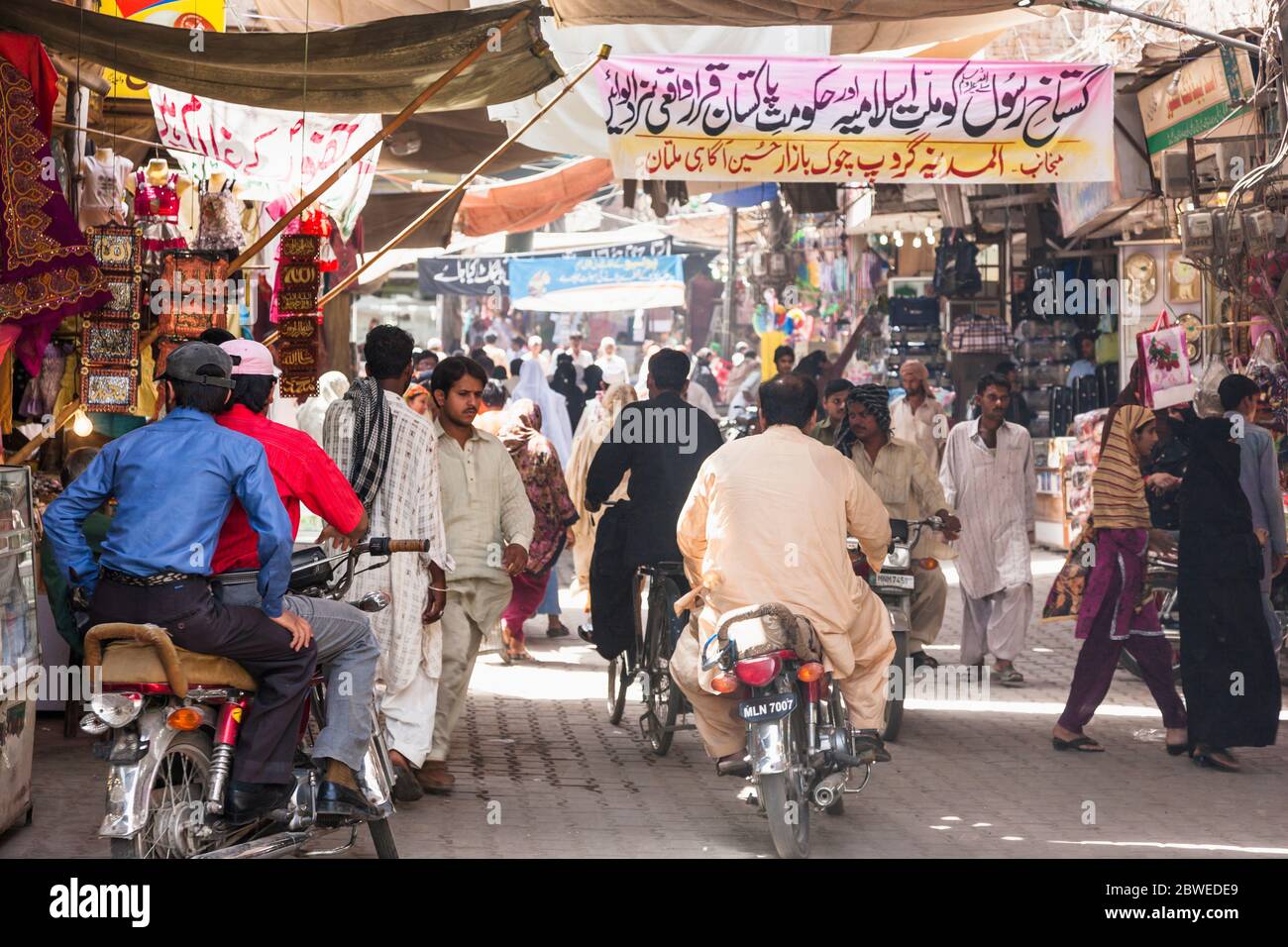 Città e strada del mercato nel centro della città di Multan, Multan, provincia Punjab, Pakistan, Asia meridionale, Asia Foto Stock