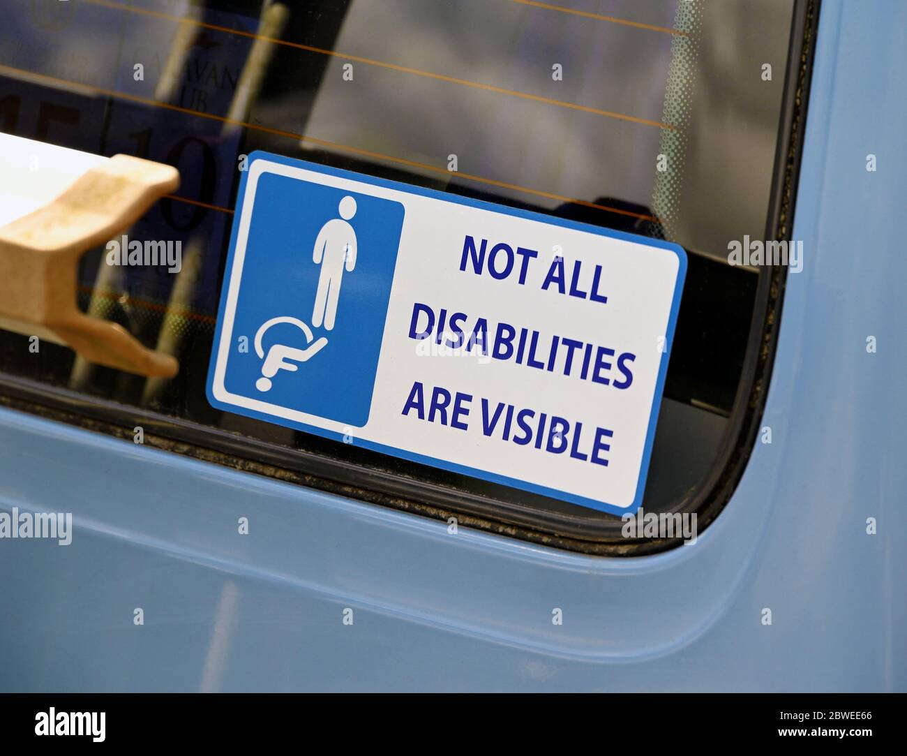 "NON TUTTE LE DISABILITÀ SONO VISIBILI", firmare sul lunotto di una vettura. Kendal, Cumbria, Inghilterra, Regno Unito, Europa. Foto Stock