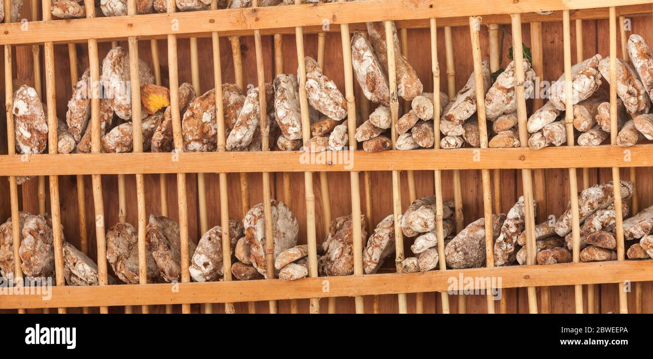 Tradizionale pane di farina di sego cotto in loco durante la festa 'Torggelen' in Val Isarco, Dolomiti. Foto Stock