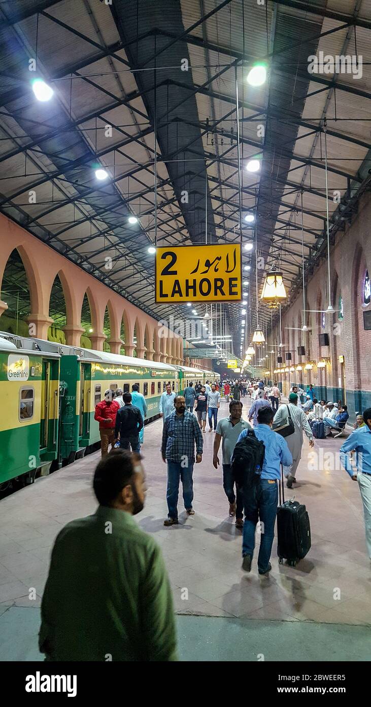 I passeggeri in attesa del treno alla stazione di Lahore, Pakistan, la notte 03/05/2019 Foto Stock