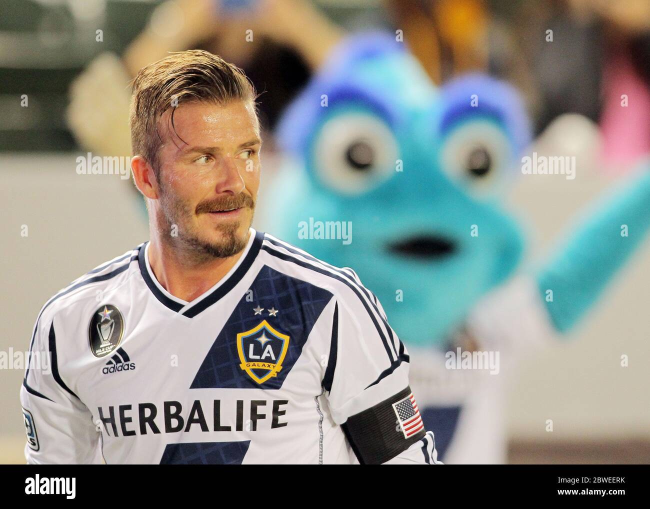 David Beckham è allietato da LA Galaxy mascotte 'Cosmos' durante il gioco MLS con San Jose terremoti al Home Depot Center, Carson, California. 23 maggio 2012 Foto Stock