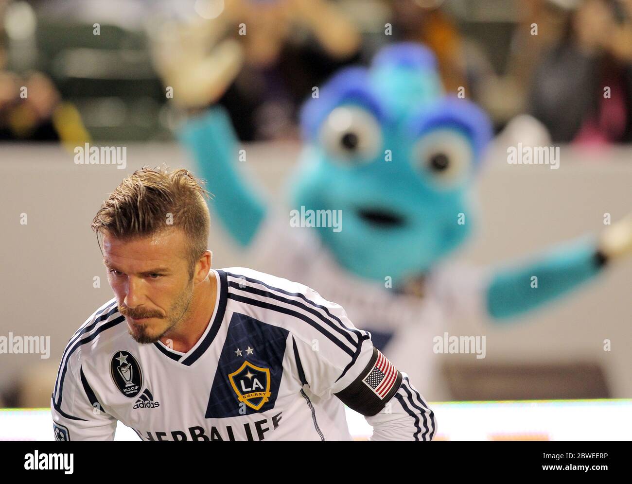 David Beckham è allietato da LA Galaxy mascotte 'Cosmos' durante il gioco MLS con San Jose terremoti al Home Depot Center, Carson, California. 23 maggio 2012 Foto Stock