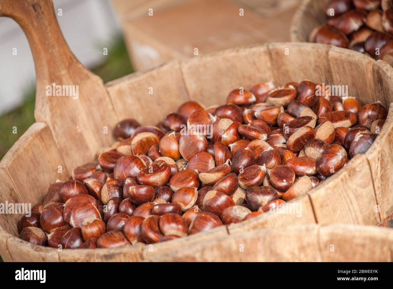 Castagne pronte per essere vendute in occasione di una festa locale in Alto Adige Foto Stock