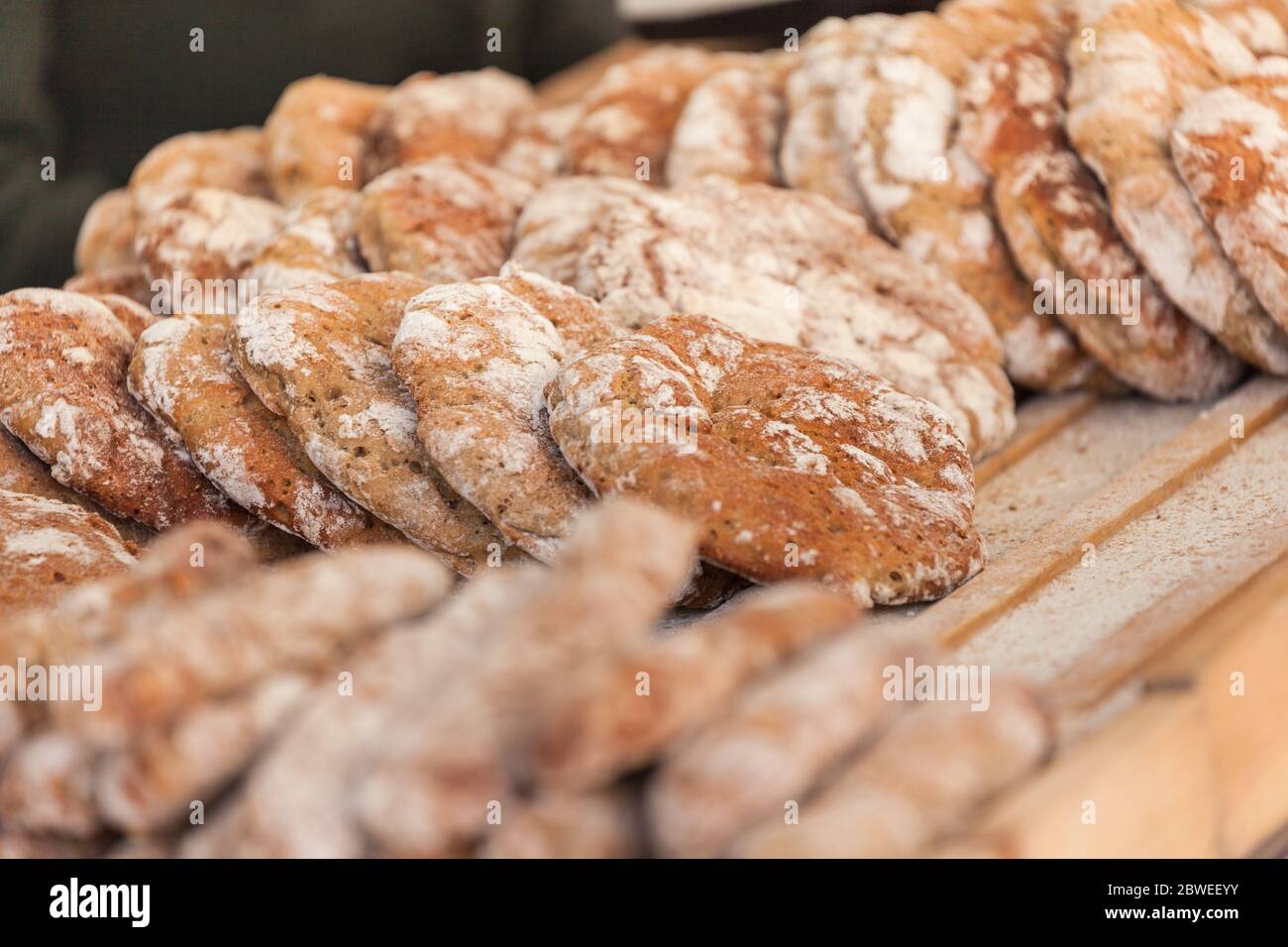 Tradizionale pane di farina di sego cotto in loco durante la festa 'Torggelen' in Val Isarco, Dolomiti. Foto Stock