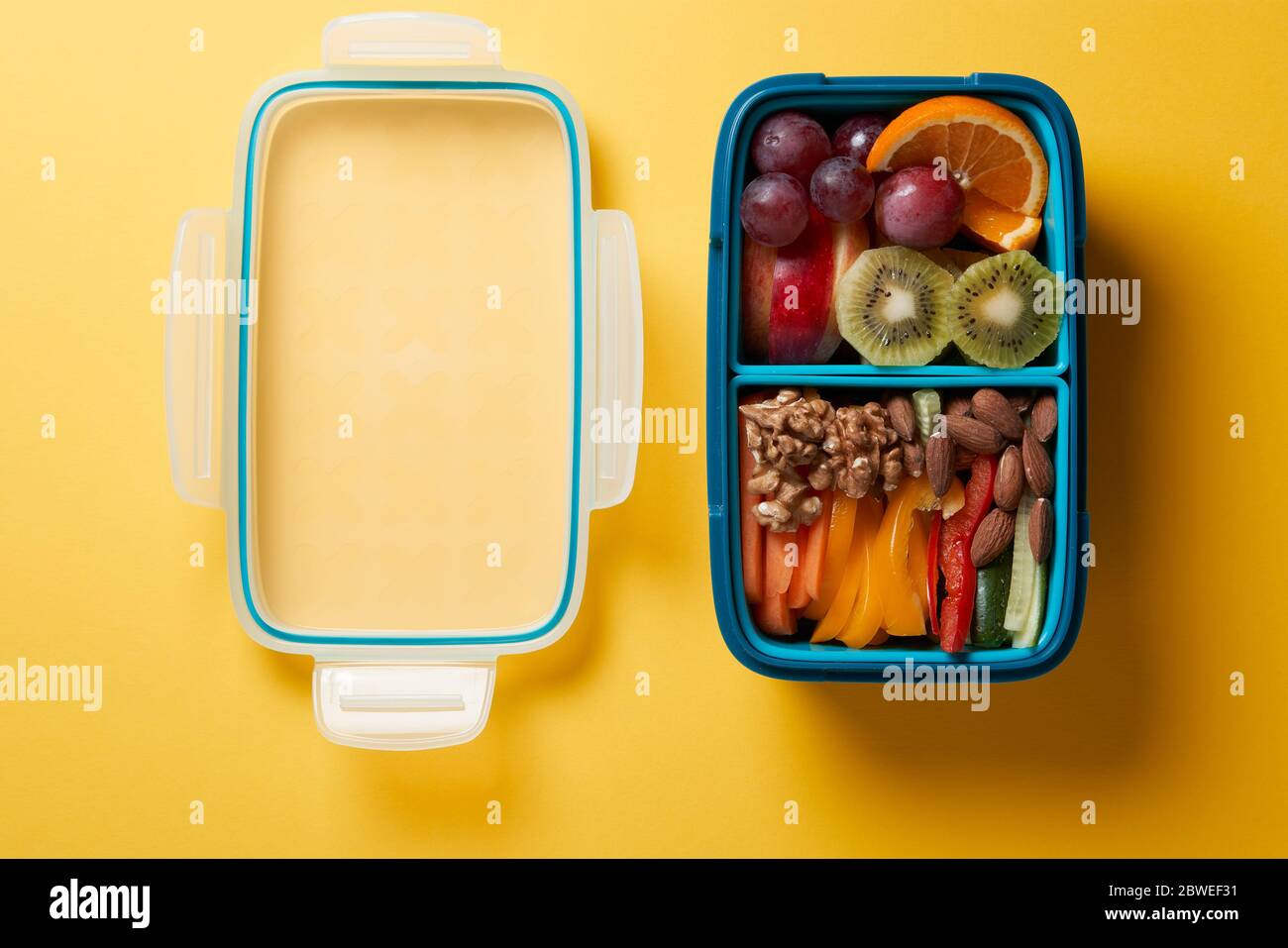 Vista dall'alto del pranzo completo con Fuits, verdure e noci. Concetto di snack sano. Foto Stock