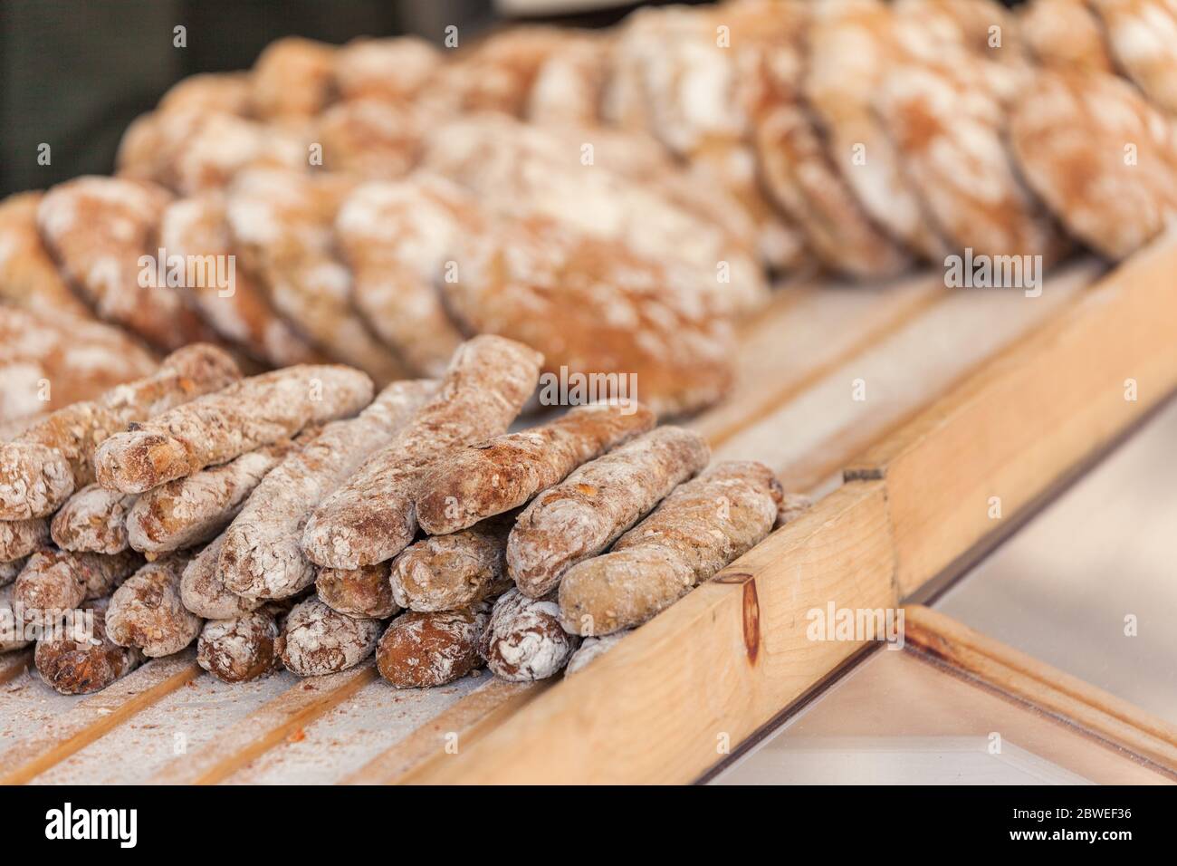 Tradizionale pane di farina di sego cotto in loco durante la festa 'Torggelen' in Val Isarco, Dolomiti. Foto Stock