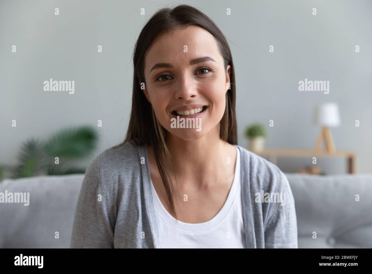 Donna che usa la webcam del computer passando intervista di lavoro in modo distantly headshot ritratto Foto Stock