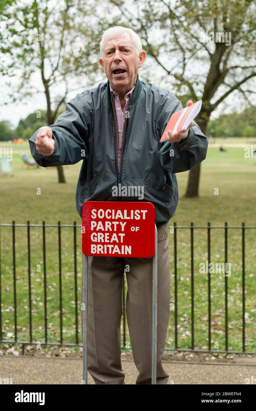 Un sostenitore del Partito Socialista che parla all'angolo di Speakers', situato vicino a Marble Arch, all'angolo nord-est di Hyde Park, Londra. Altoparlanti C. Foto Stock