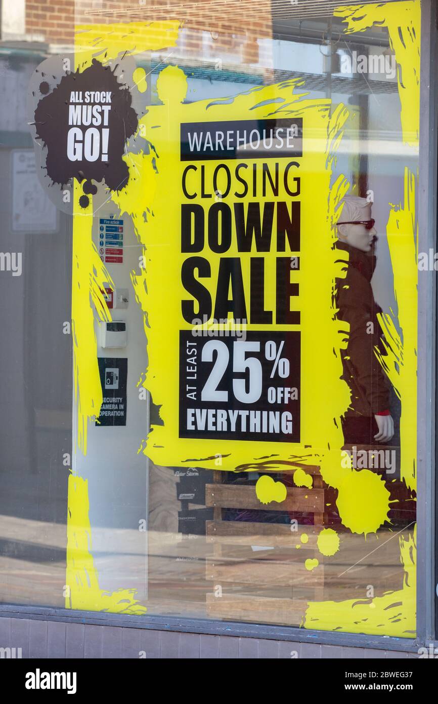 Worthing, Sussex, UK; 29 maggio 2020; facciata di una vetrina con un grande poster giallo nella finestra che fa pubblicità a una vendita di chiusura Foto Stock