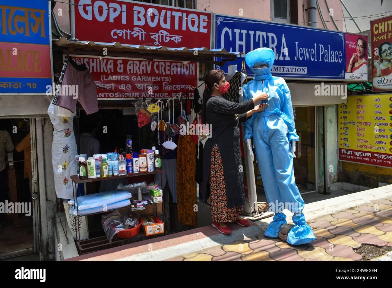 Kolkata, India. 31 maggio 2020. Un negozio custodi sta esponendo un DPI set sul suo negozio a Kolkata, India. (Foto di Sudipta Das/Pacific Press) Credit: Pacific Press Agency/Alamy Live News Foto Stock