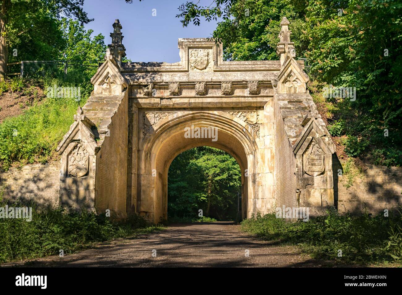 Lady Wimborne Bridge vecchio ponte ferroviario in una giornata di sole situato a Bournemouth, Wimborne, Dorset, Inghilterra Foto Stock