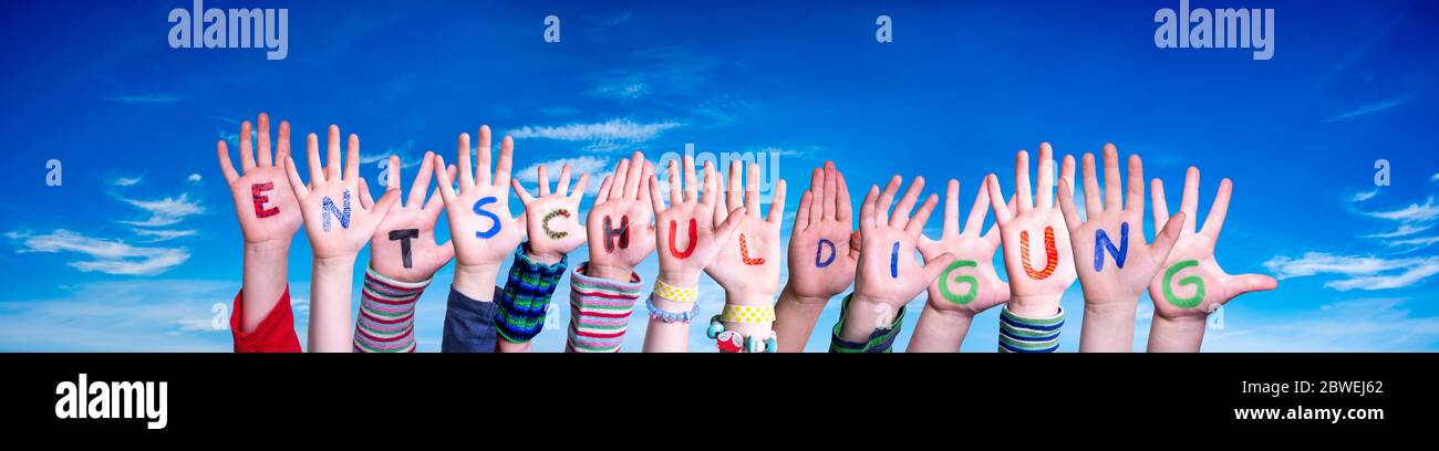 Bambini mani costruire parola Entschuldigung significa Apologia, cielo blu Foto Stock