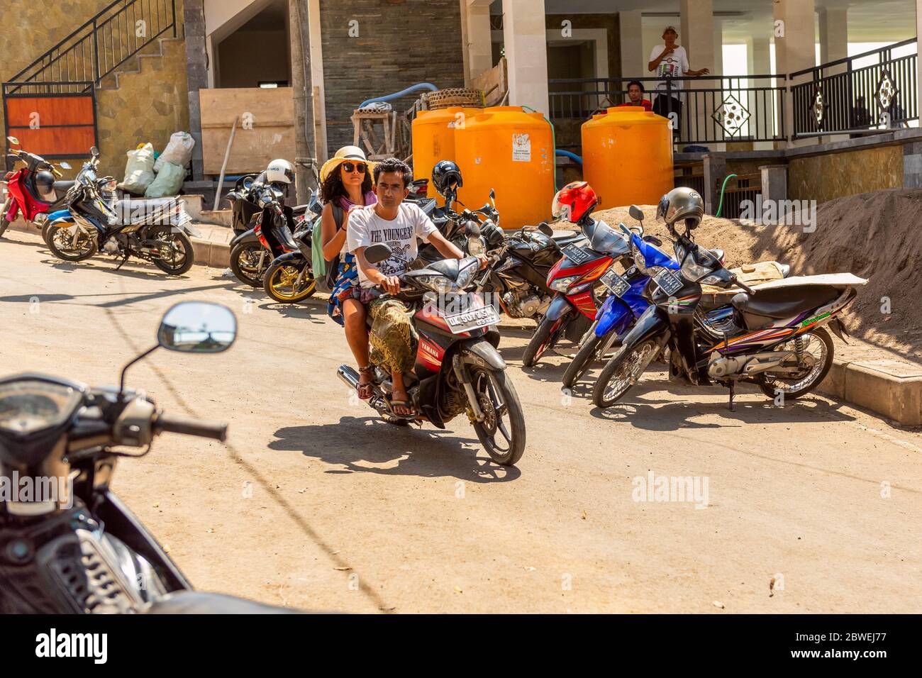 BALI, INDONESIA - 30 novembre 2019: Variante economica di taxi per i turisti. Traffico stradale su Bali. Bali, Indonesia. Foto Stock