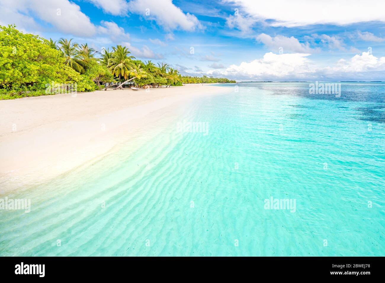 Bella spiaggia relax mare tropicale blu. Meravigliosa spiaggia natura. Sfondo di resort di lusso per vacanze estive e vacanze. Spiaggia esotica, vibrazioni, umore Foto Stock