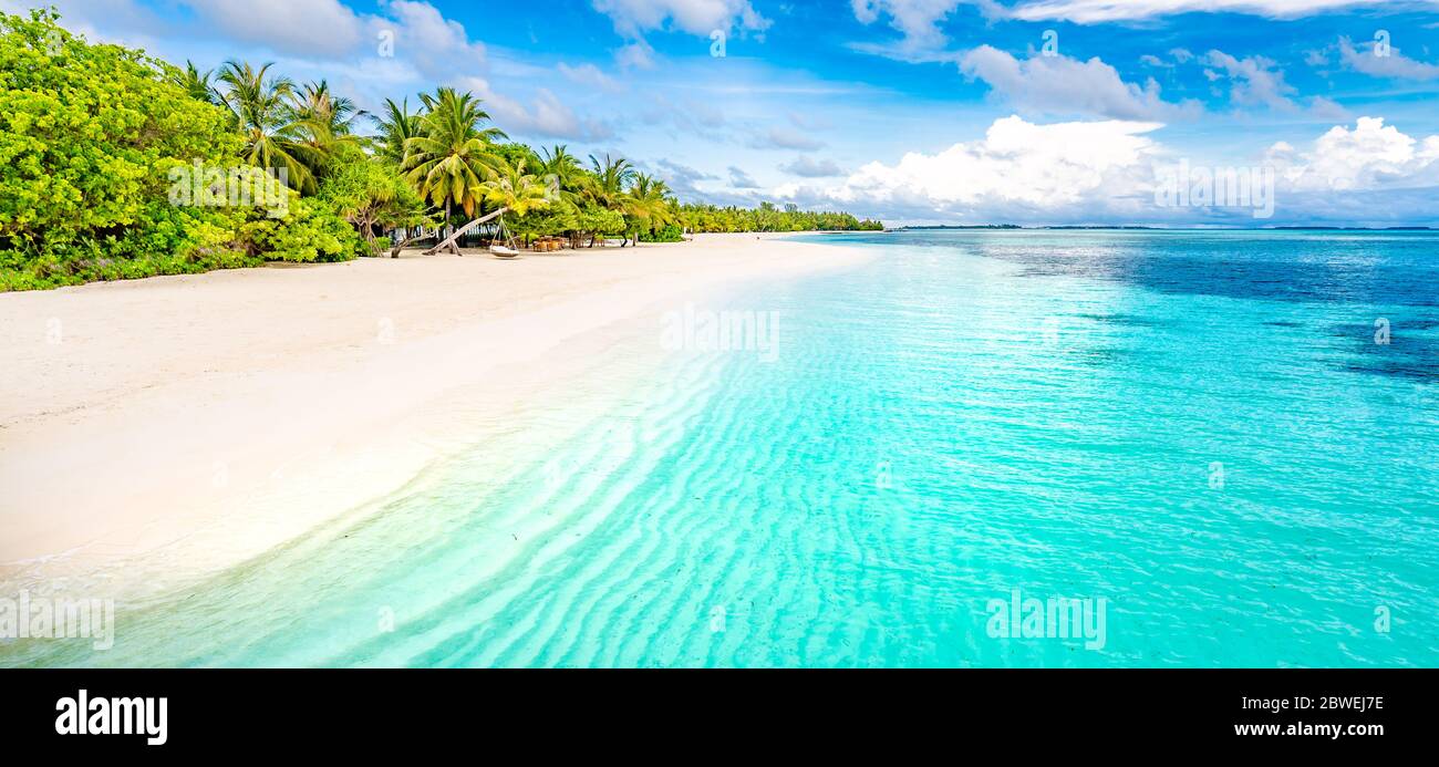 Bella spiaggia relax mare tropicale blu. Meravigliosa spiaggia natura. Sfondo di resort di lusso per vacanze estive e vacanze. Spiaggia esotica, vibrazioni, umore Foto Stock