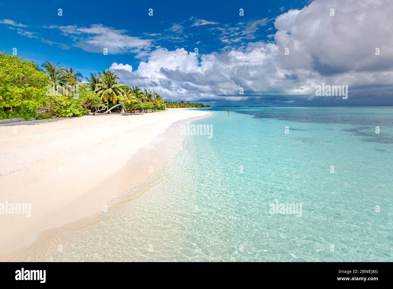 Bella spiaggia relax mare tropicale blu. Meravigliosa spiaggia natura. Sfondo di resort di lusso per vacanze estive e vacanze. Spiaggia esotica, vibrazioni, umore Foto Stock