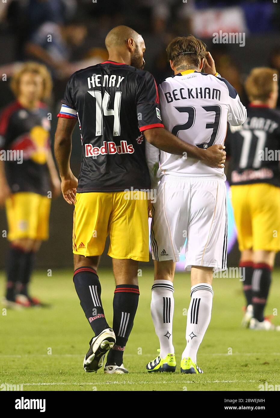 David Beckham in azione per Los Angeles Galaxy contro New York Red Bulls nella partita MLS Play Off di Carson, California. David e Thiery Henry si sono avvicinati durante la partita e David ha anche indossato le sue nuove scarpe da calcio adidas. Foto Stock