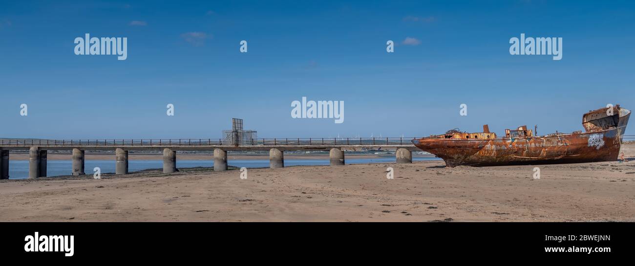 YELLAND, NORTH DEVON, UK - MAGGIO 28 2020: Relitto abbandonato rotto nave, sulla spiaggia sabbiosa da molo che un tempo serviva centrale elettrica locale. Arrugginimento sulla spiaggia. Foto Stock