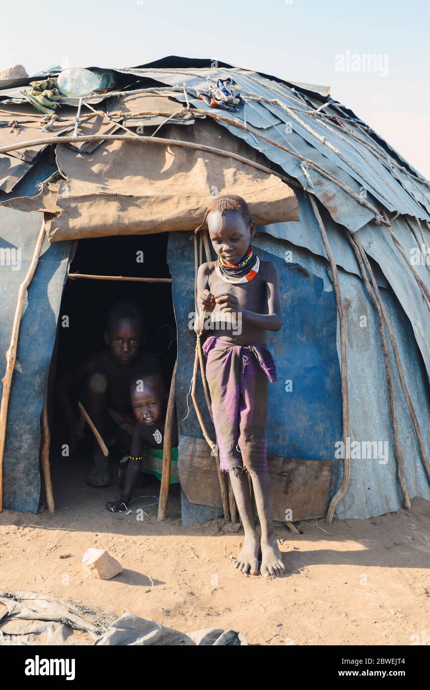 Omorate, Valle dell'Omo, Etiopia - 11 maggio 2019: Bambini della tribù africana Dasanesh in capanna. I Daasanach sono gruppi etnici Cushitici che vivono in Ethio Foto Stock