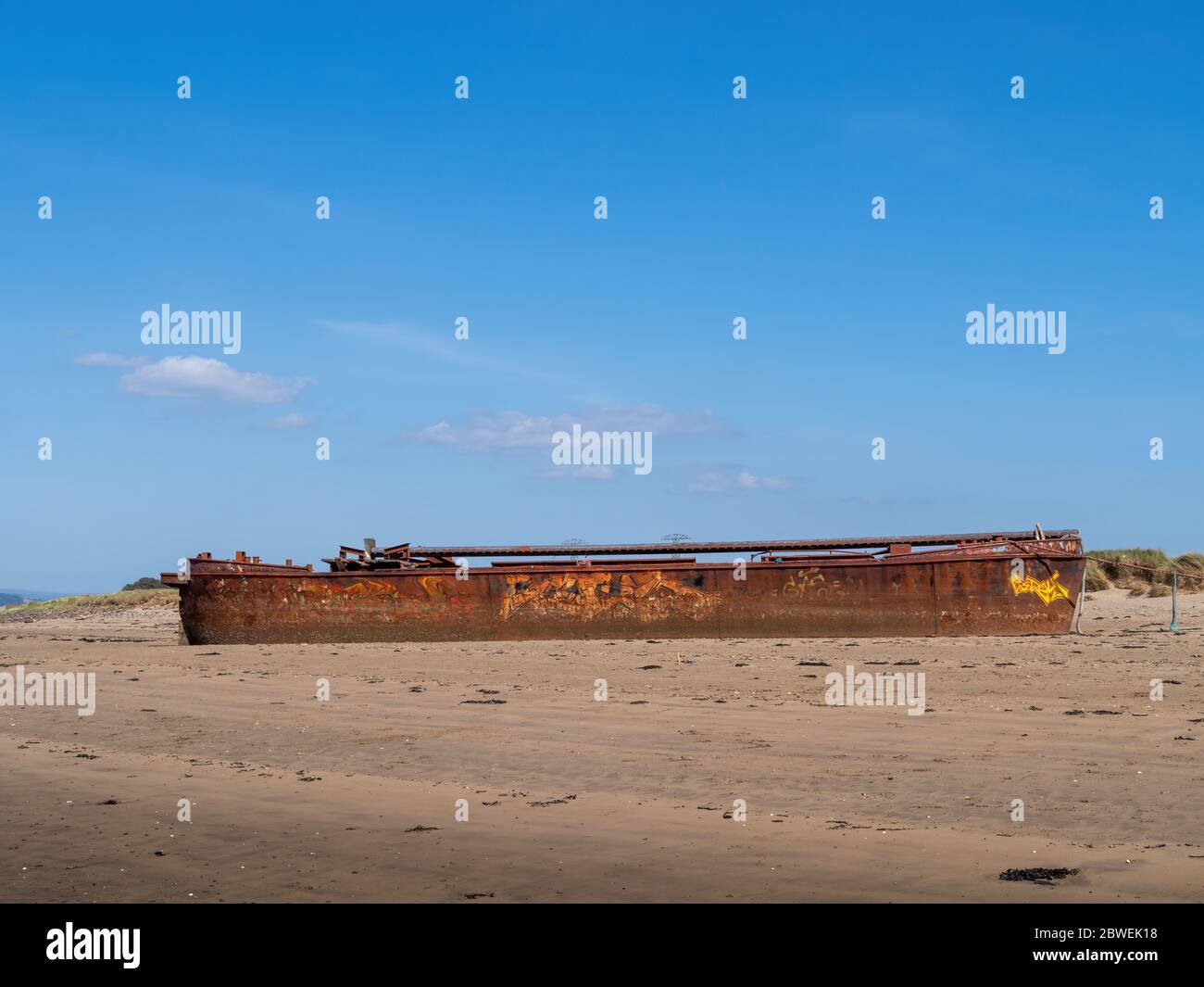 YELLAND, NORTH DEVON, UK - MAGGIO 28 2020: Relitto abbandonato rotto nave, sulla spiaggia sabbiosa. Scafo arrugginente sulla spiaggia. Profilo. Foto Stock