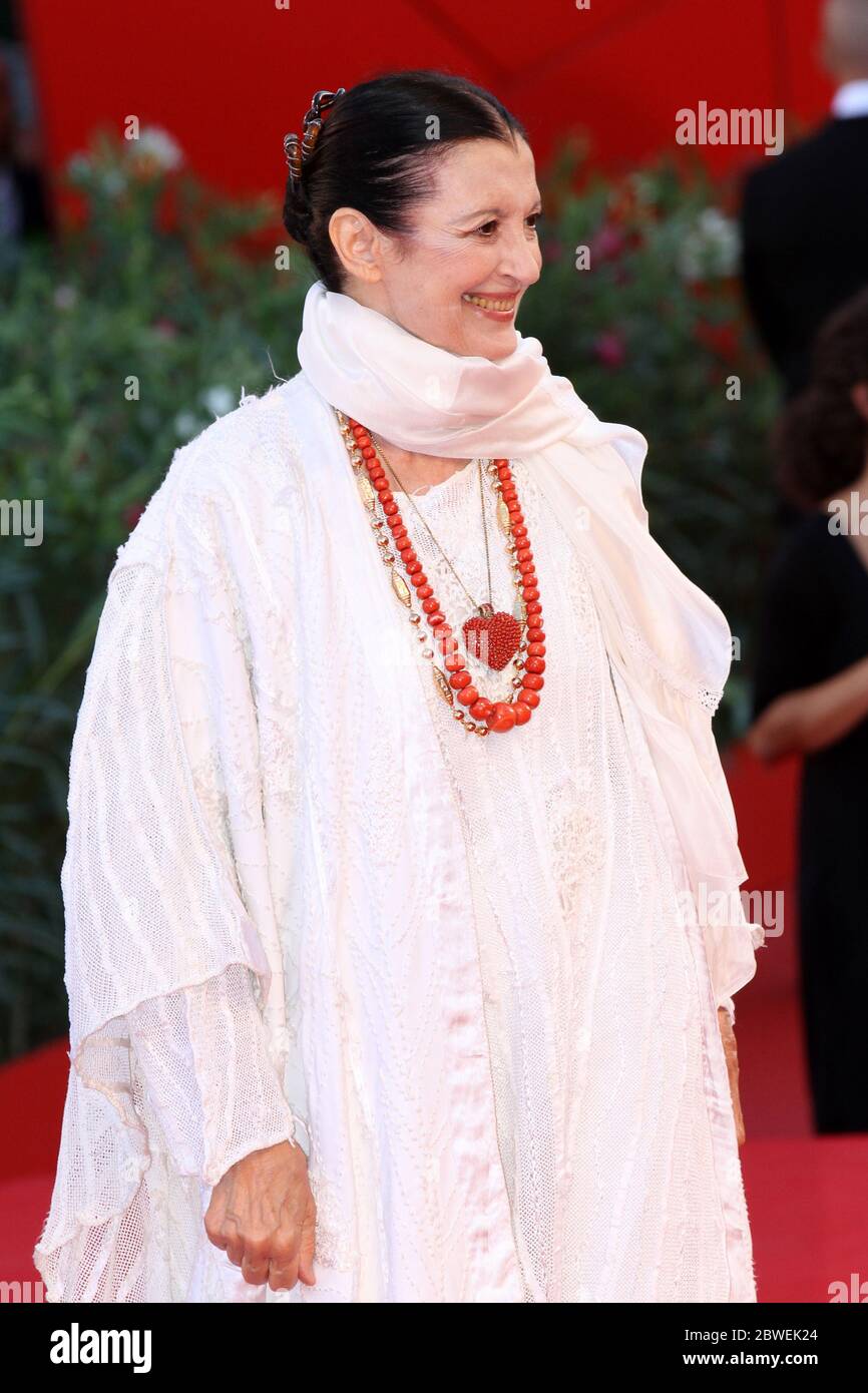 VENEZIA, ITALIA - SETTEMBRE 01: Carla Fracci partecipa alla cerimonia di apertura e alla prima del 'Cigno Nero' durante il Settimo Festival del Cinema di Venezia Foto Stock