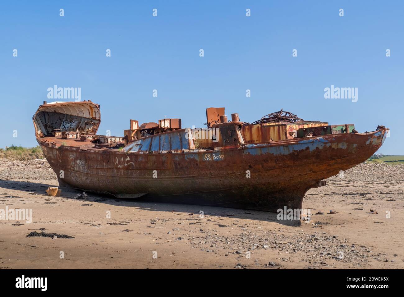YELLAND, NORTH DEVON, UK - MAGGIO 28 2020: Relitto abbandonato rotto nave, sulla spiaggia sabbiosa. Scafo arrugginente sulla spiaggia. Foto Stock
