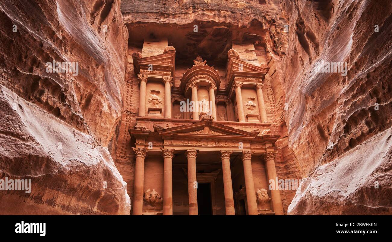 Petra Jordan. Vista del Tesoro dal Siq. Foto Stock