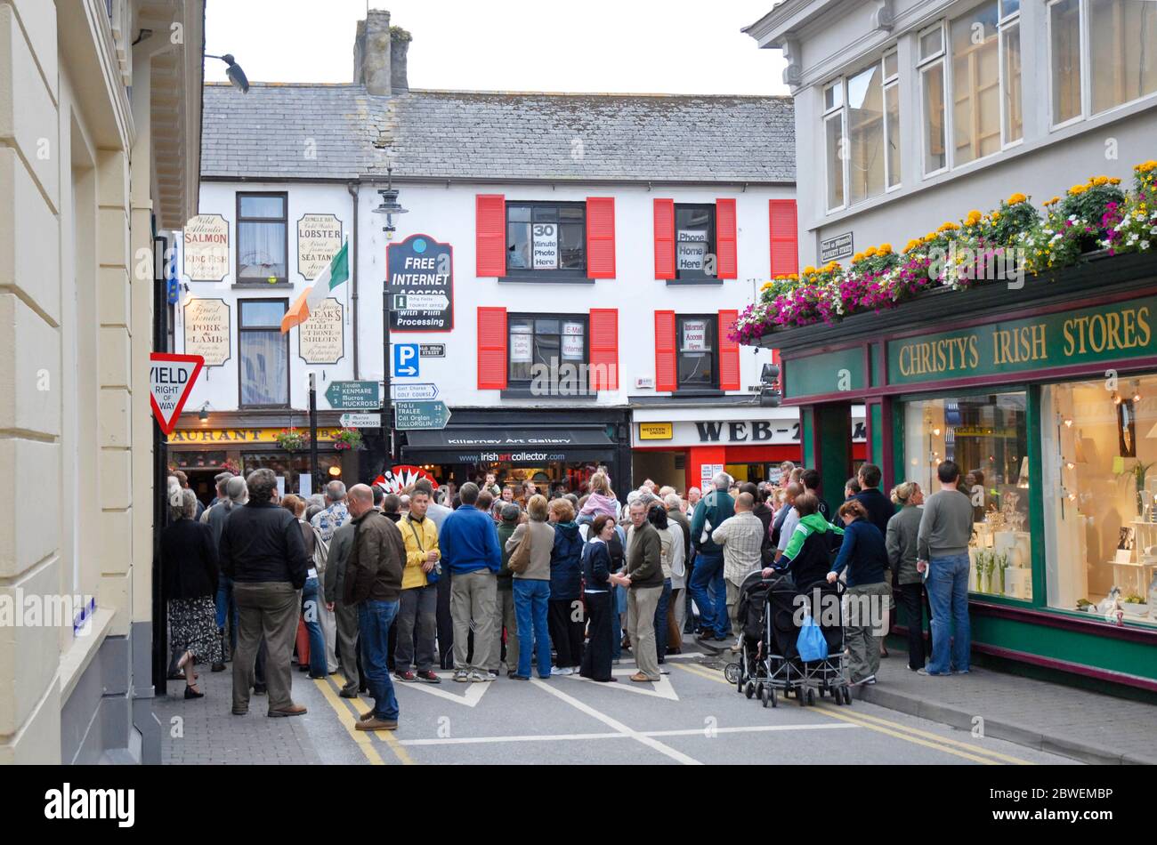 La folla attende per vedere spettacoli dal vivo in strada, Killarney, Kerry, Repubblica d'Irlanda Foto Stock