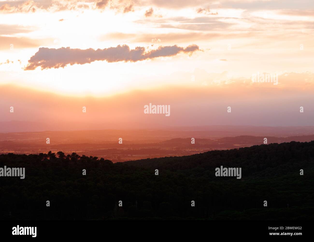 cielo drammatico al tramonto a girona Foto Stock