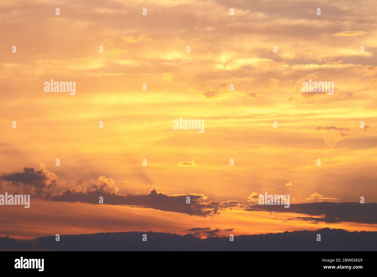 cielo drammatico al tramonto a girona Foto Stock