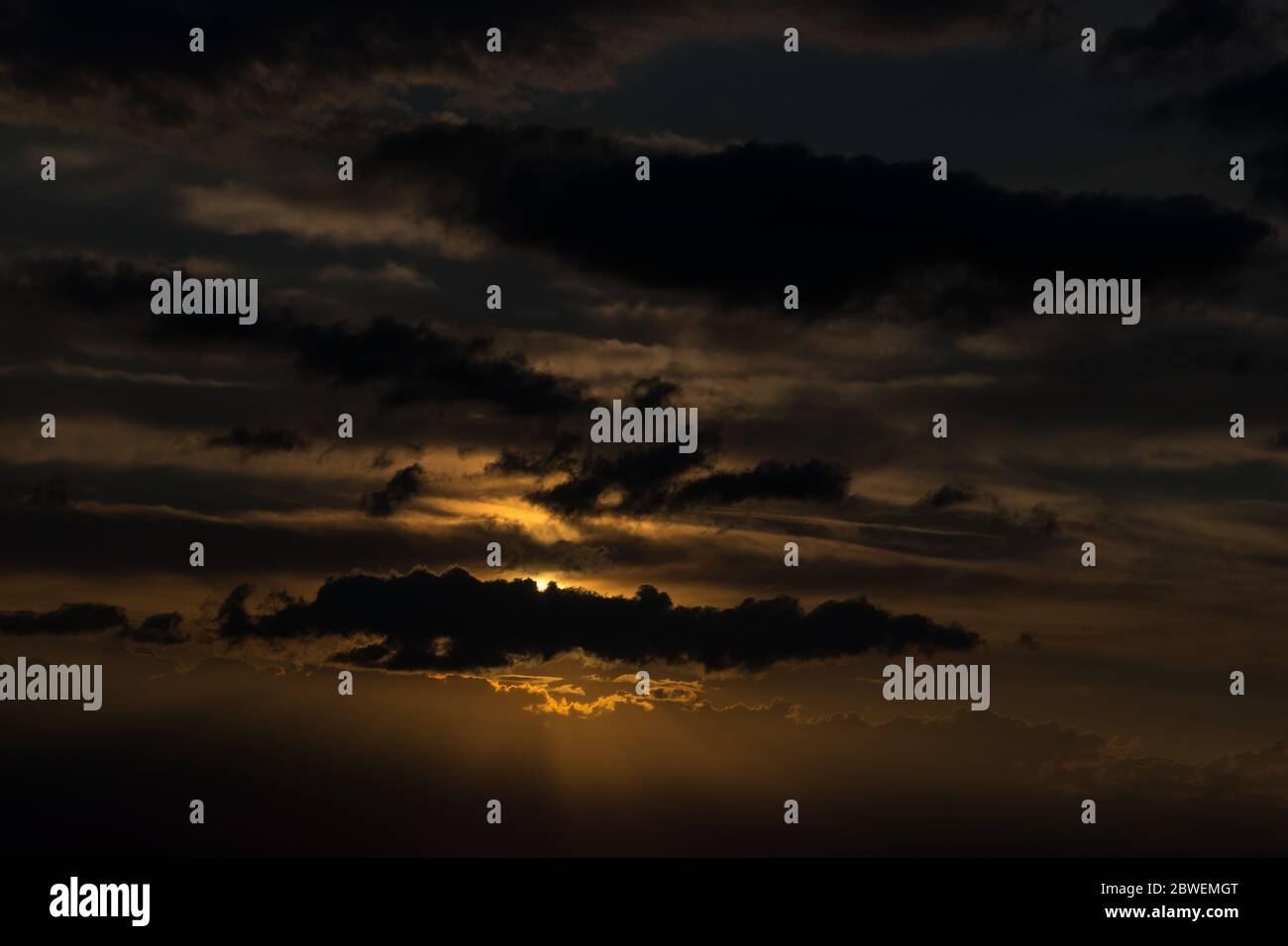 cielo drammatico al tramonto a girona Foto Stock