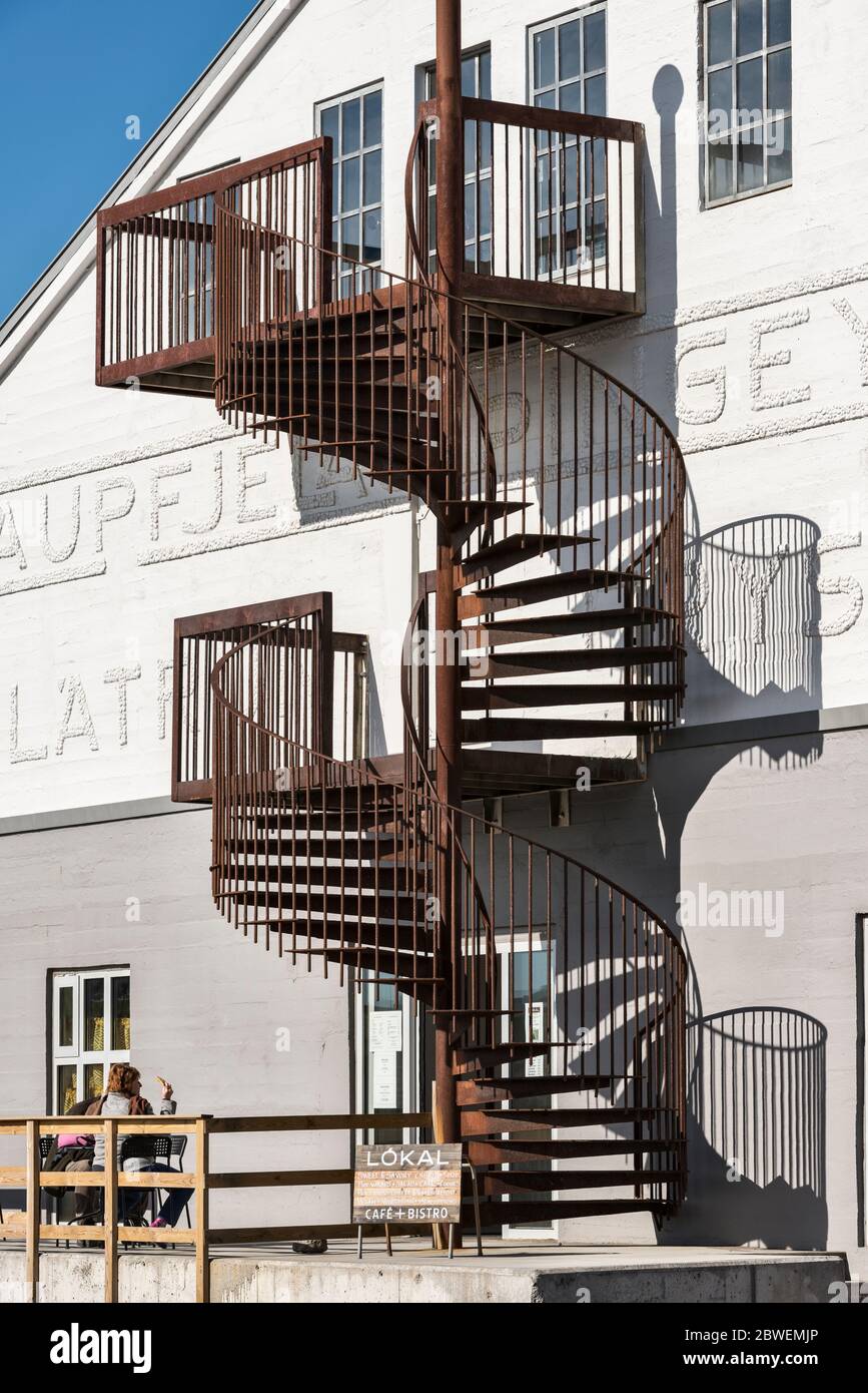 Húsavík, Nord Islanda. Il Bistro Lókal (cafe e ristorante) è situato in uno dei vecchi capannoni per la caccia alla balena Foto Stock