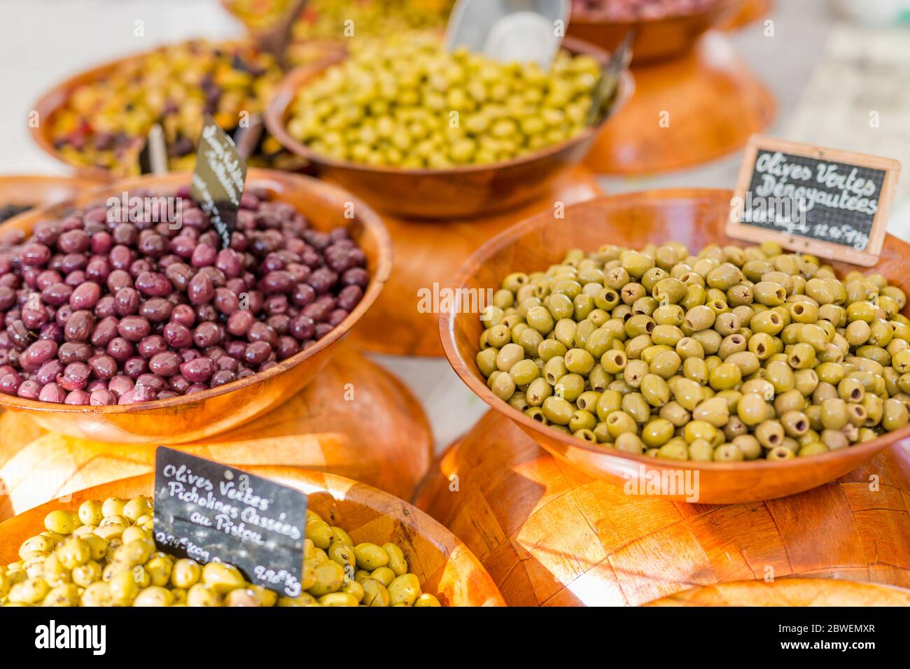 Aglio marinato e olive sul mercato provenzale di strada in Provenza, Francia. Vendita e acquisto. Foto Stock