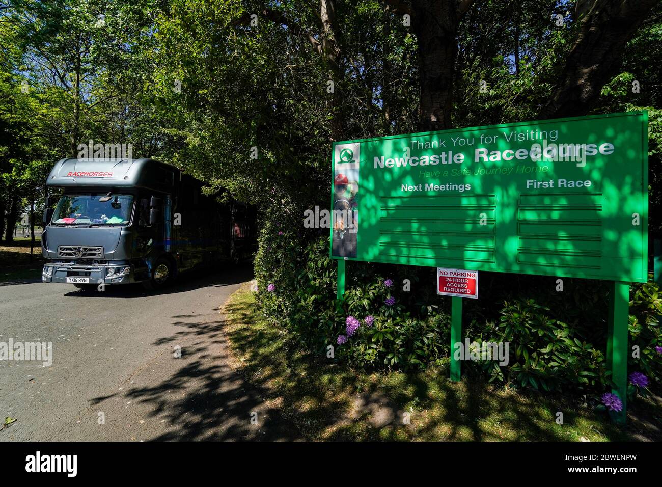 Una scatola di cavalli arriva all'ippodromo di Newcastle . Data di emissione: Lunedì 1 giugno 2020. Corse ippiche nel Regno Unito tornarono in azione lunedì dopo la chiusura del coronavirus. Scopri la storia della Pennsylvania CHE REGOLA Newcastle. Il credito fotografico dovrebbe essere: Alan Croshurst/PA Wire Foto Stock