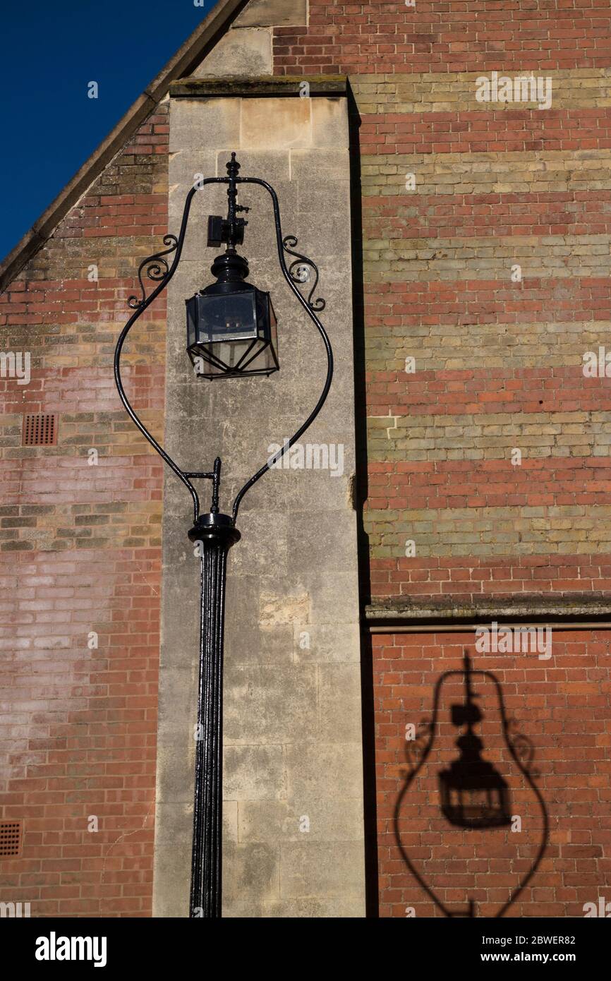 Una vecchia lampada da strada di Northgate Methodist Church, Warwick, Warwickshire, Inghilterra, Regno Unito Foto Stock