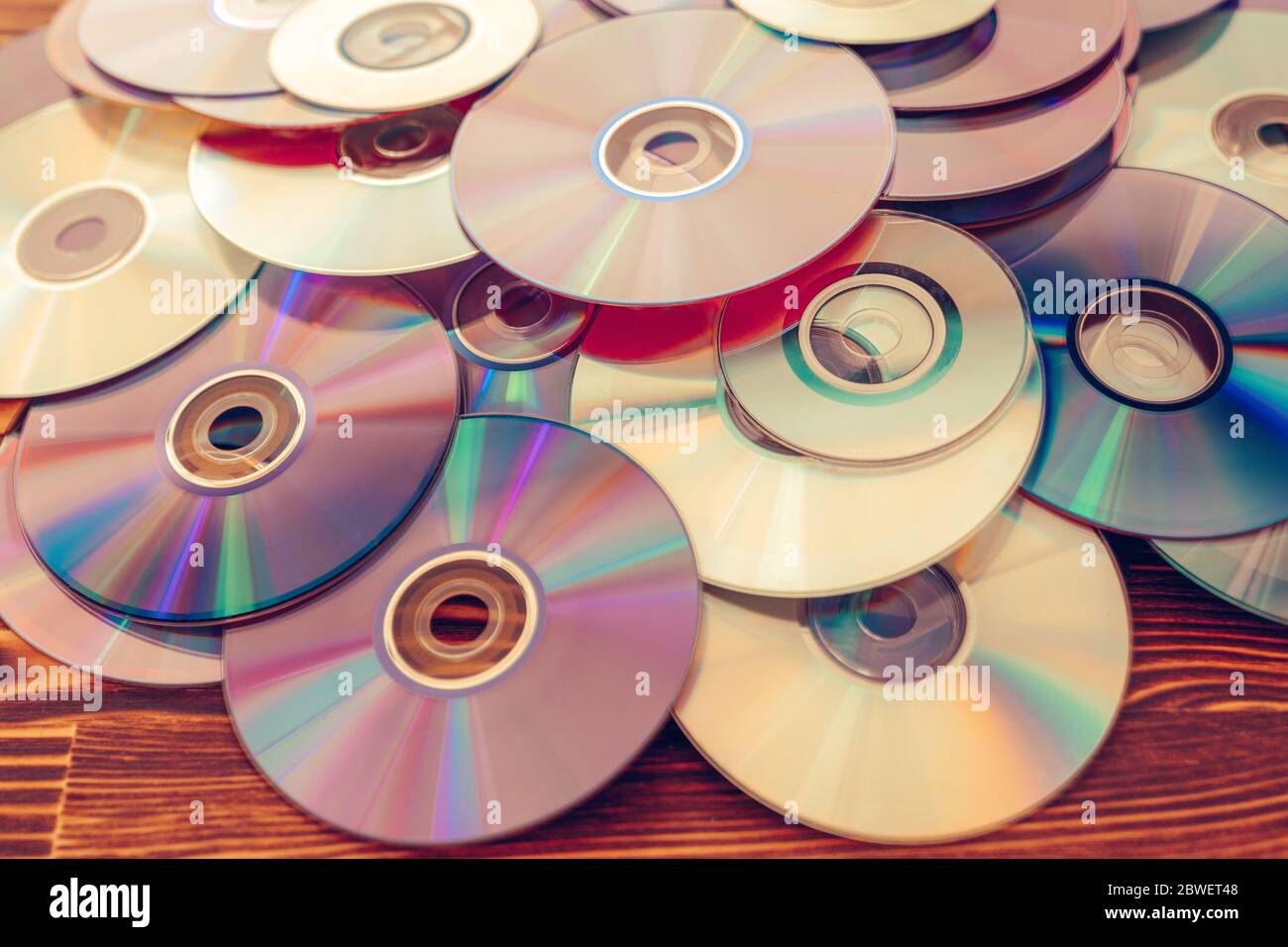 Vecchia tecnologia, decoro per collezione CD per motivi vintage. cd background concept Foto Stock