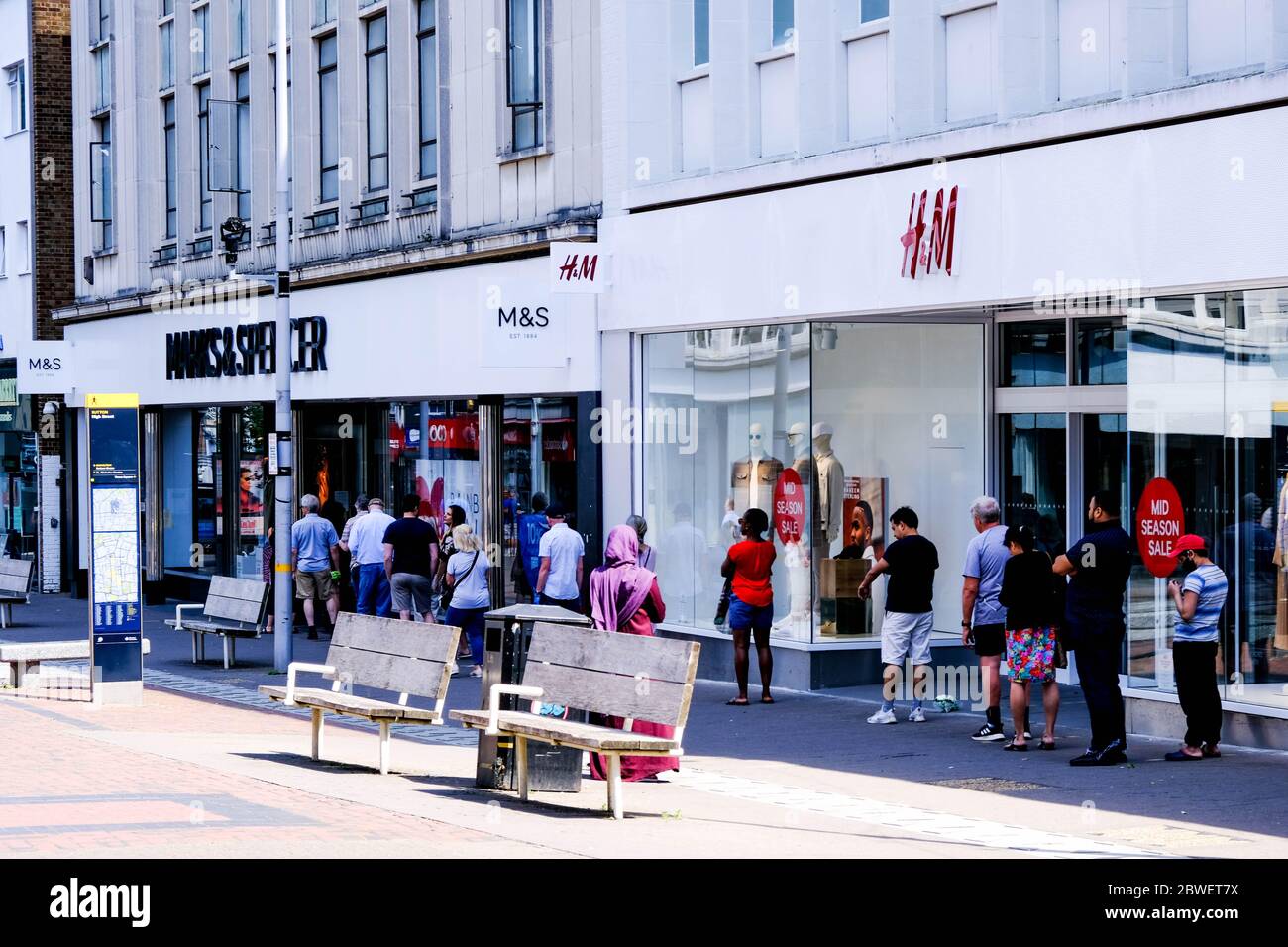 People Line Up, Social Distancing, per entrare a Marks e Spencer Food Hall, durante il Coronavirus Pandemic nel sud di Londra 2020 Foto Stock