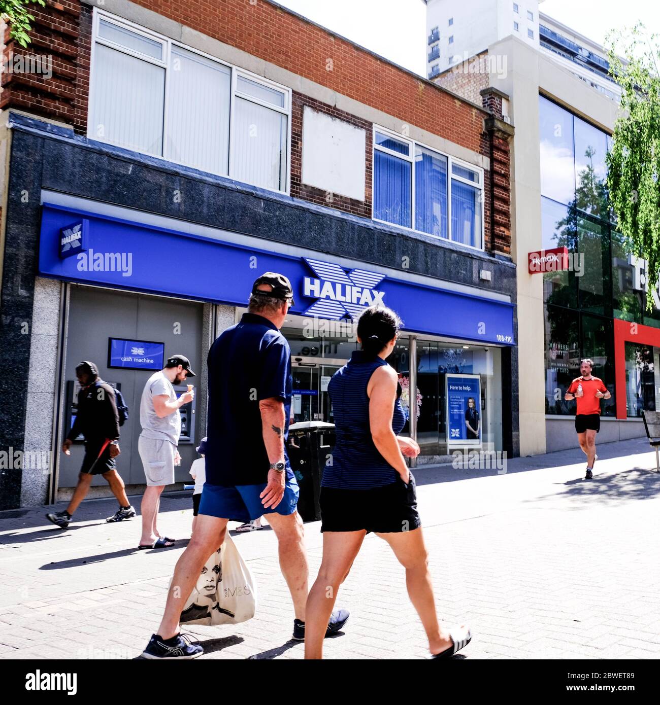 Persone che camminano oltre UN ramo di High Street della Nationwide Building Society Foto Stock