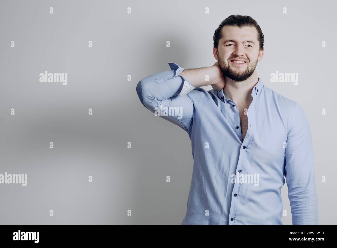 Bell'uomo di successo in una camicia. Capelli lunghi. Barba. Foto Stock