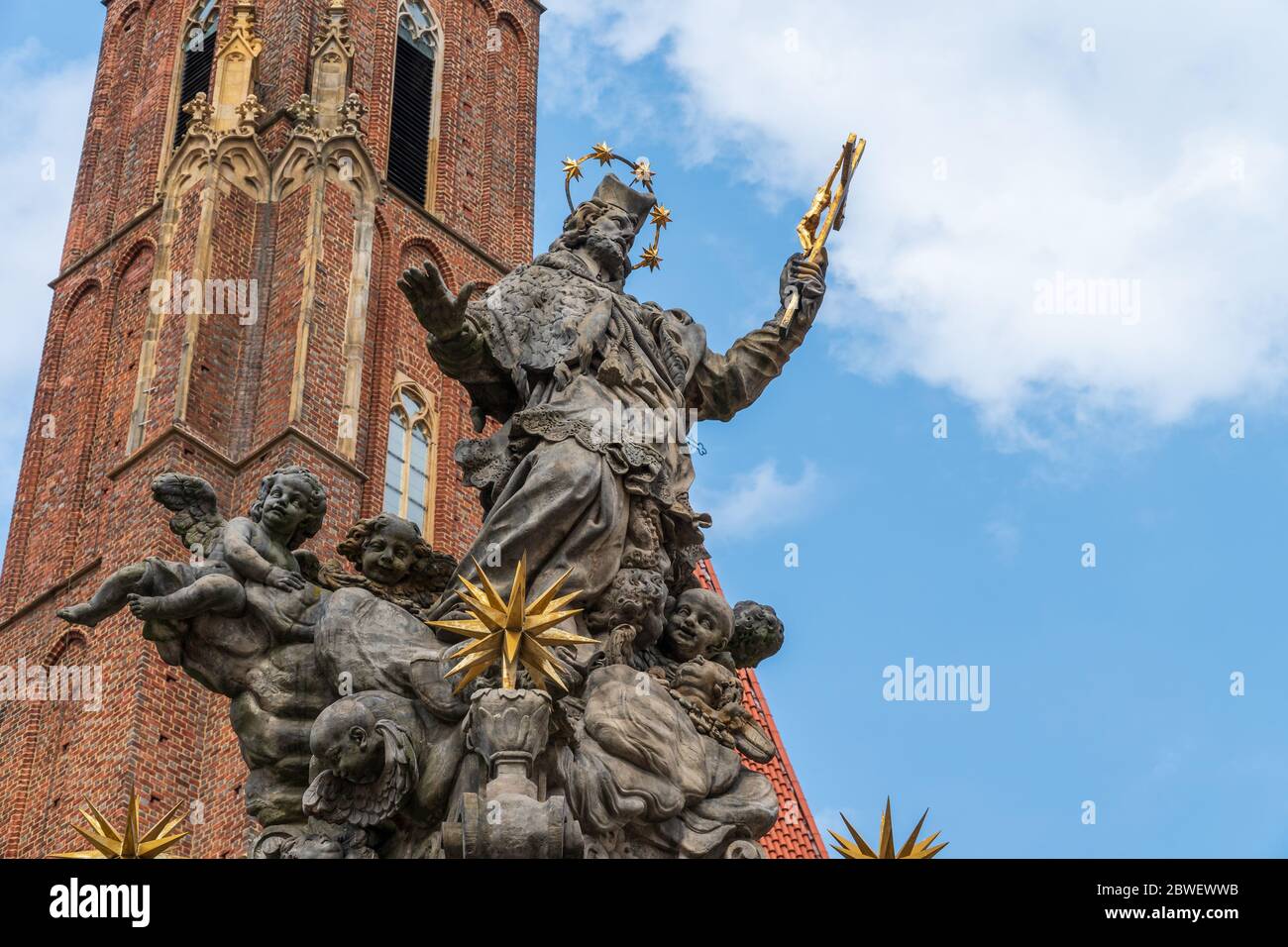 Wroclaw, Polonia - 16 agosto 2019: Statua di San Giovanni Nepomuk di fronte alla Collegiata della Santa Croce e San Bartolomeo. Foto Stock