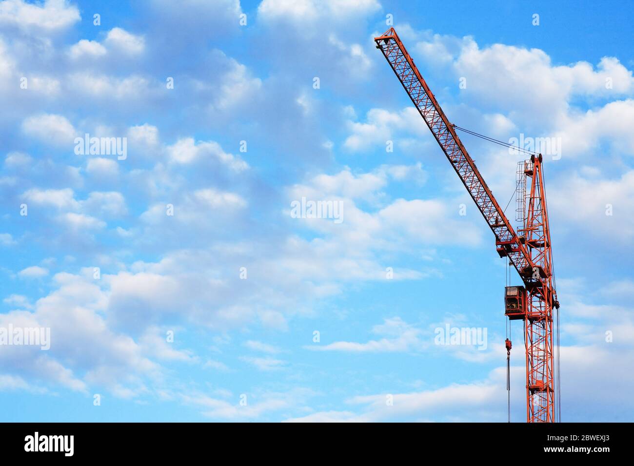 Tema industriale. Gru gialla contro cielo blu Foto Stock