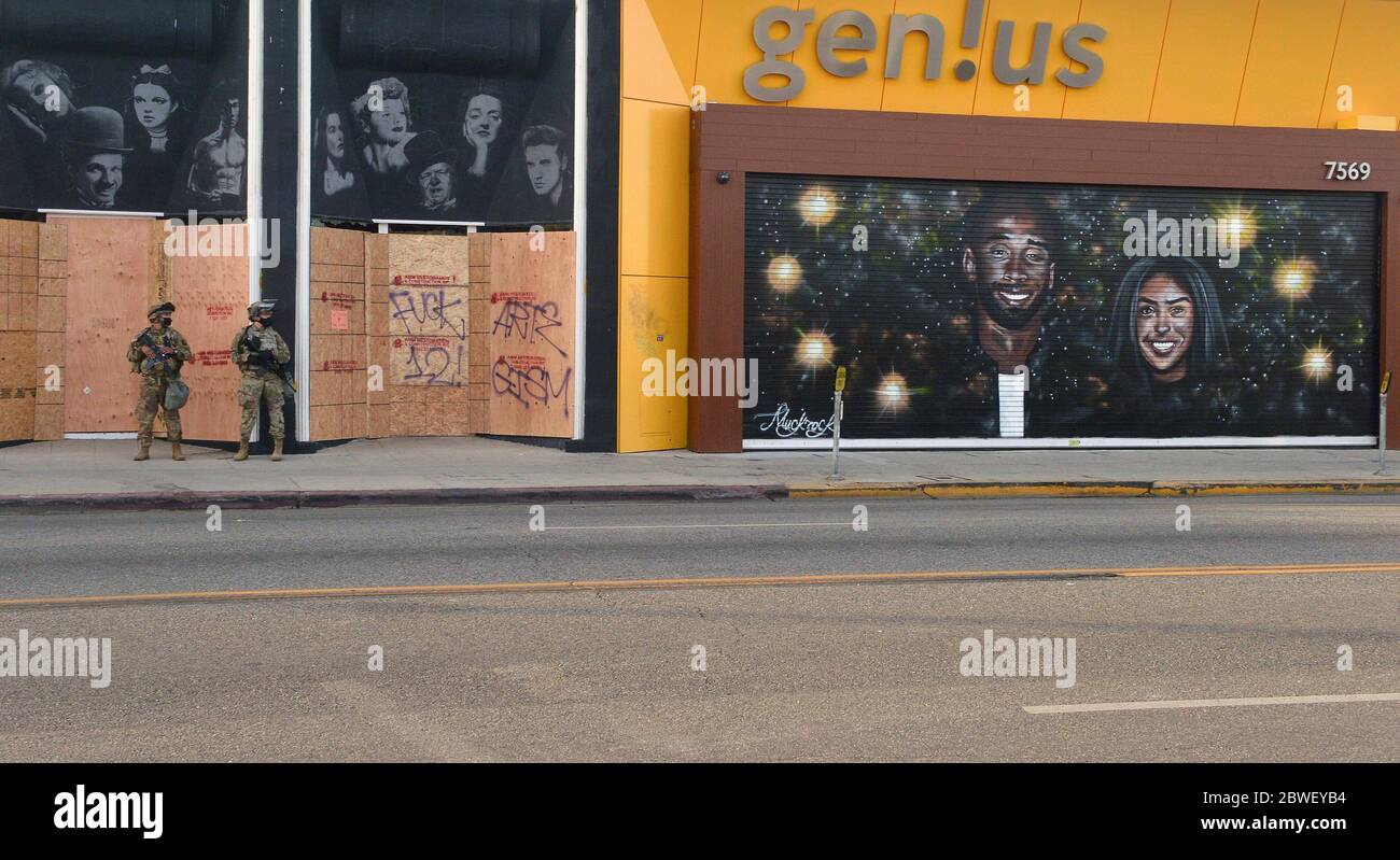 Los Angeles, Stati Uniti. 01 Giugno 2020. I membri della Guardia Nazionale sono visti assicurare un edificio su Melrose Avenue a Los Angeles Domenica 31 Maggio 2020. La guardia è stata dispiegata dopo Gov. Gavin Newsom ha dichiarato lo stato di emergenza sabato per tutta la contea di Los Angeles e si prevede che faccia parte della risposta della città ai disordini in corso e alle dimostrazioni contro la brutalità della polizia a seguito della morte in custodia di George Floyd a Minneapolis il giorno del Memorial Day. Foto di Jim Ruymen/UPI Credit: UPI/Alamy Live News Foto Stock