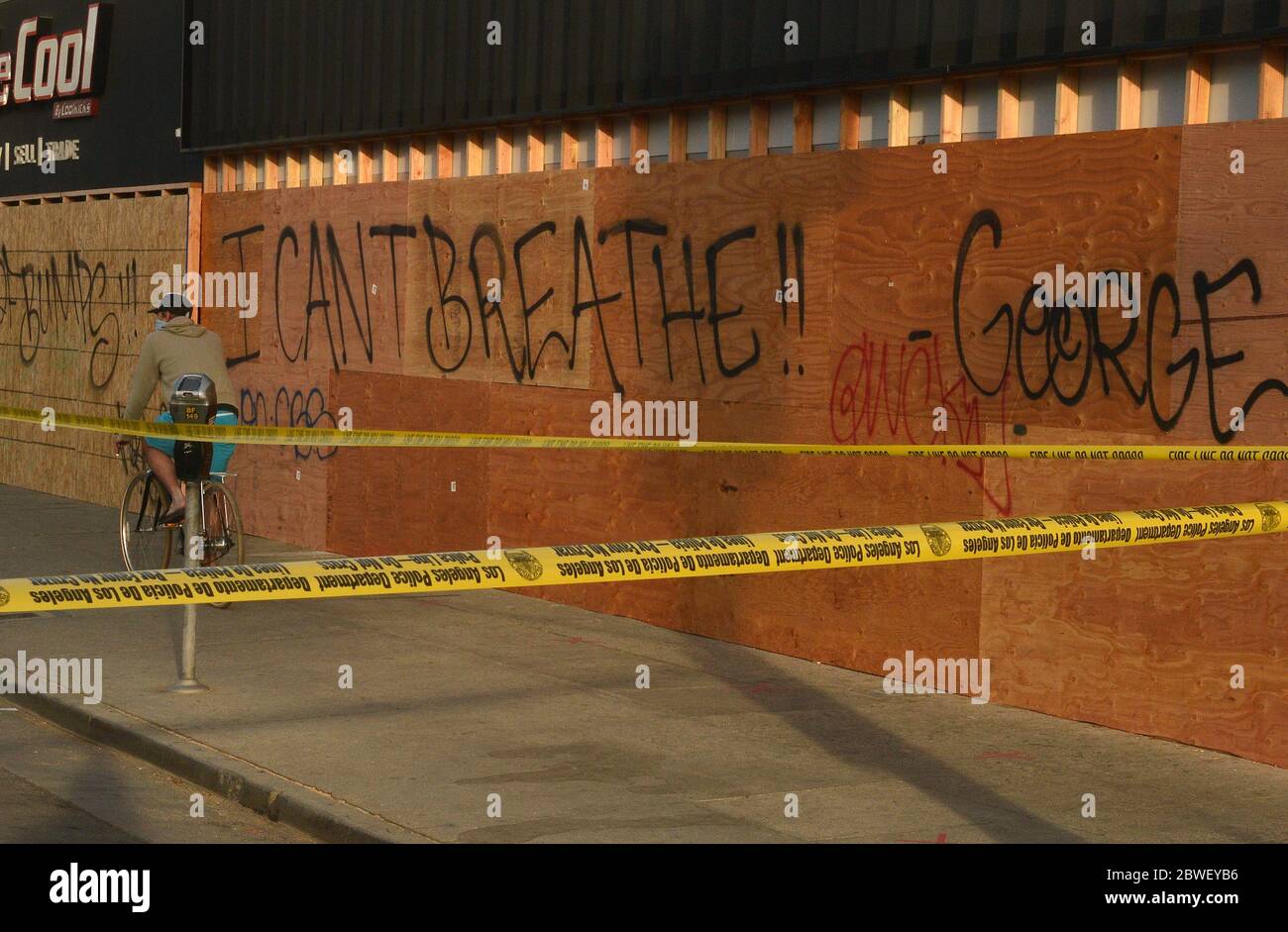 Un uomo si fa andare in bicicletta lungo Melrose Avenue dopo la mischia vandalica e saccheggiando la scorsa notte a Los Angeles il sesto giorno di protestare per l'uccisione di George Floyd domenica 31 maggio 2020. La Guardia Nazionale è stata schierata per sostenere il LAPD dopo Gov. Gavin Newsom ha dichiarato lo stato di emergenza sabato per tutta la contea di Los Angeles e si prevede che faccia parte della risposta della città ai disordini in corso e alle dimostrazioni contro la brutalità della polizia a seguito della morte in custodia di George Floyd a Minneapolis il giorno del Memorial Day. Foto di Jim Ruymen/UPI Foto Stock
