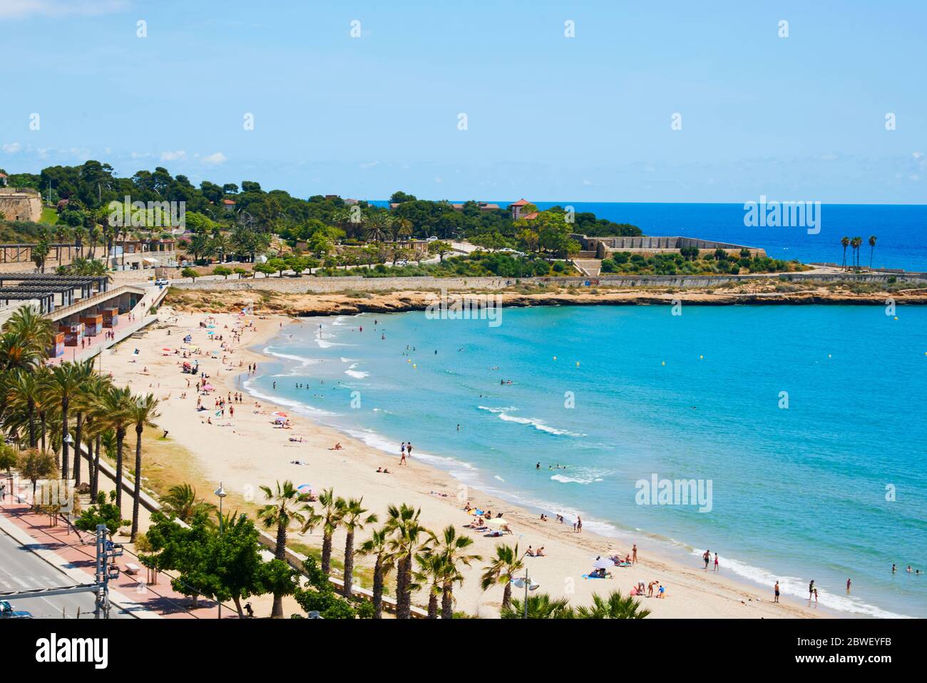 TARRAGONA, SPAGNA - 31 MAGGIO 2020: Persone che si godono alla spiaggia Miracle di Tarragona, nella seconda fase di alleggerimento delle restrizioni covid-19, wh Foto Stock