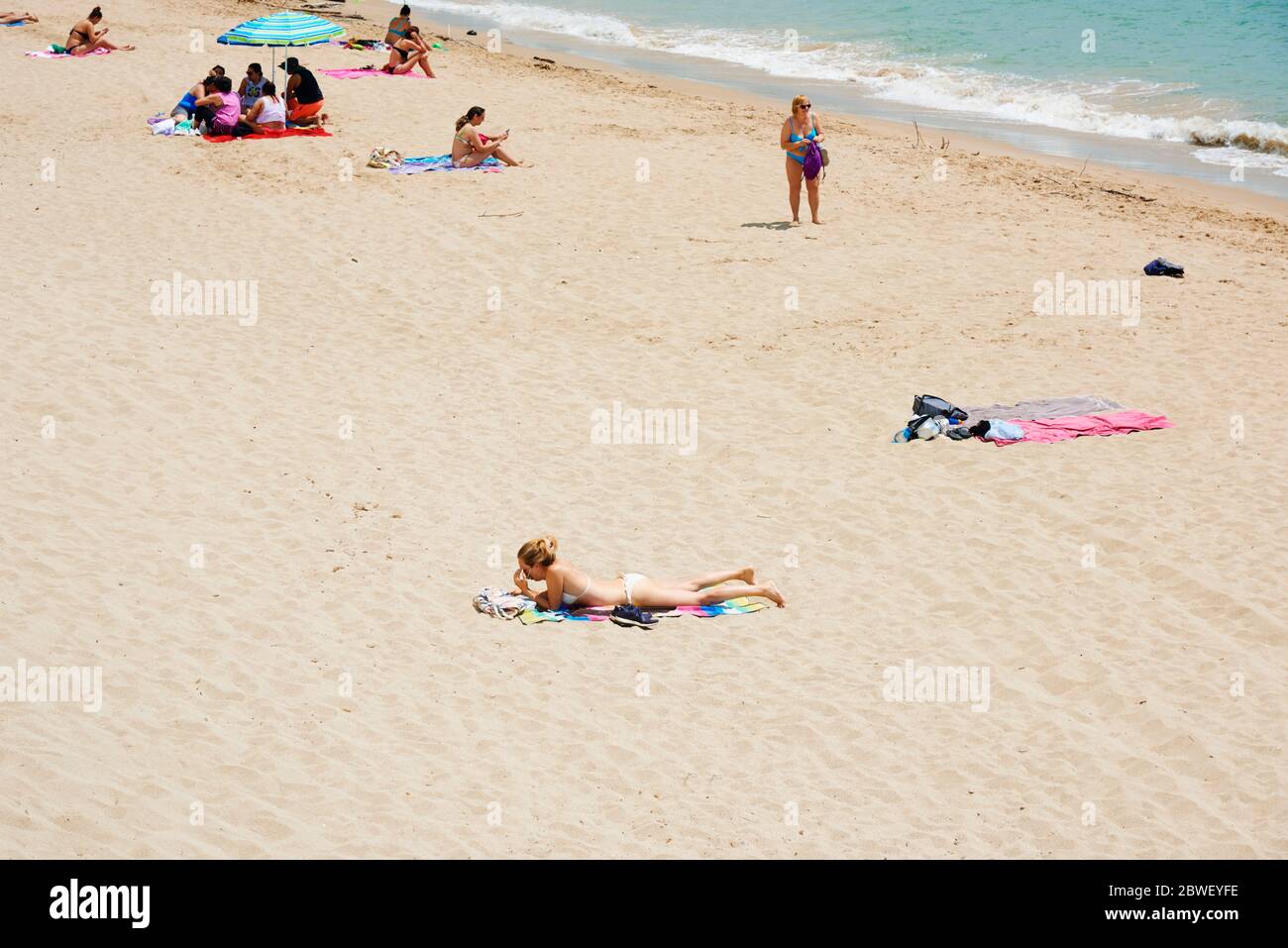 TARRAGONA, SPAGNA - 31 MAGGIO 2020: Persone che si godono alla spiaggia Miracle di Tarragona, nella seconda fase di alleggerimento delle restrizioni covid-19, wh Foto Stock