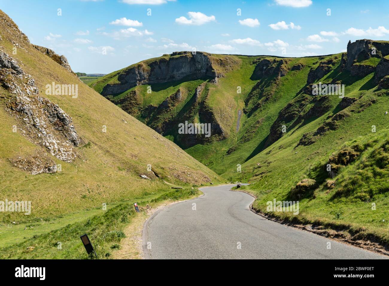 Il passo stretto e tortuoso di Winnats nel Distretto Peak del Derbyshire Foto Stock