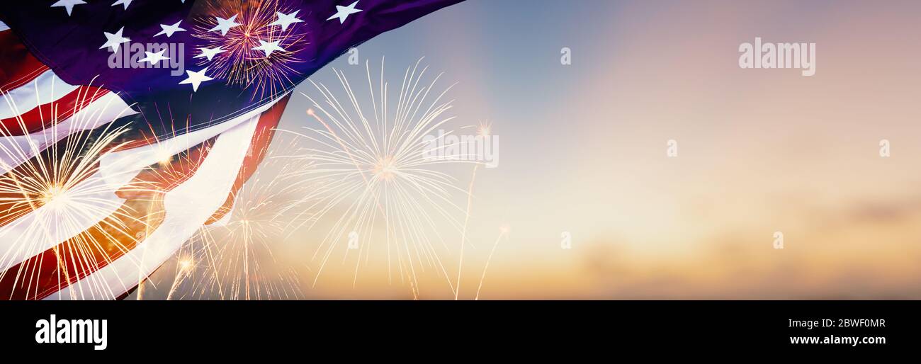Celebrazione colorato fuoco sul modello di bandiera America su sfondo cielo, concetto di striscia bianca blu rosso per USA 4 luglio giorno di indipendenza, simbolo di pat Foto Stock